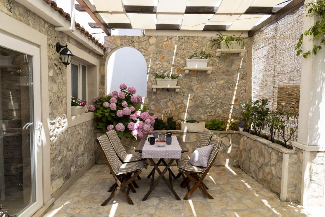 M&T Apartment Supetar Exterior photo